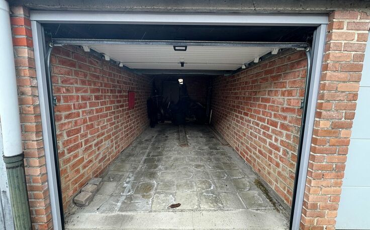 Gesloten garagebox te koop in Sint-Pieters-Leeuw